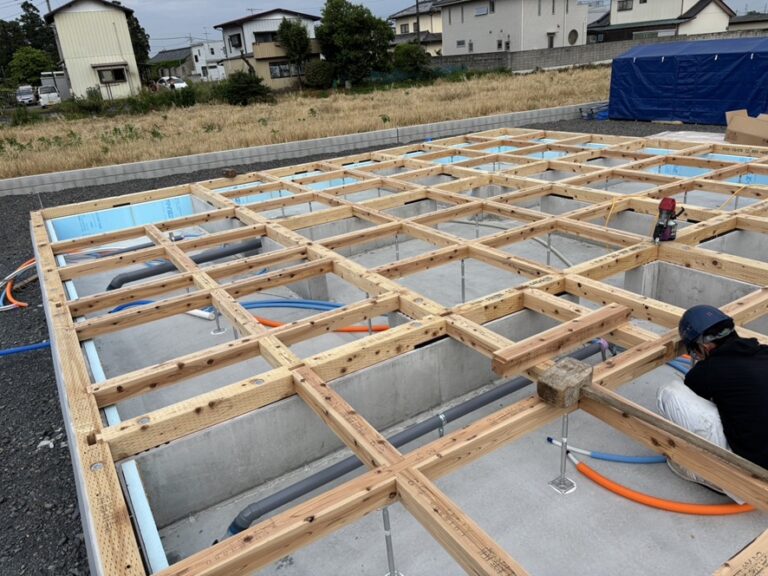 今日は、良いお天気でした　土台敷を行いました。