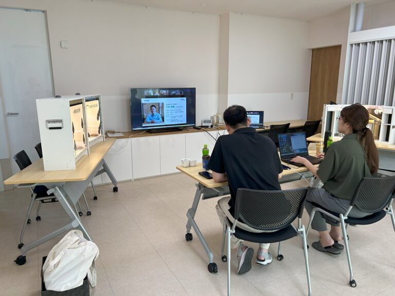 今日は、座談会を行いました。　（今日もスキップモデル温度計41℃超えです）