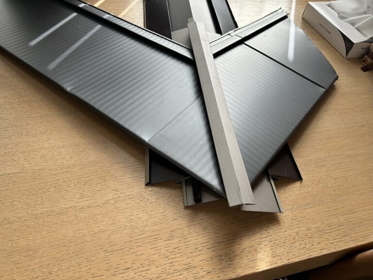 朝晩急に寒くなりました。　（下り棟サンプル完成です。寄棟の家対応品）